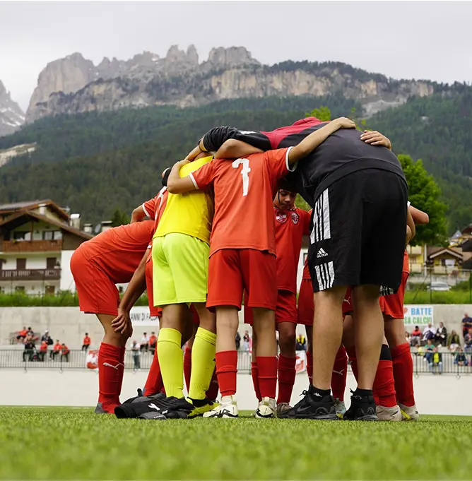 ragazzi riuniti su campo di calcio